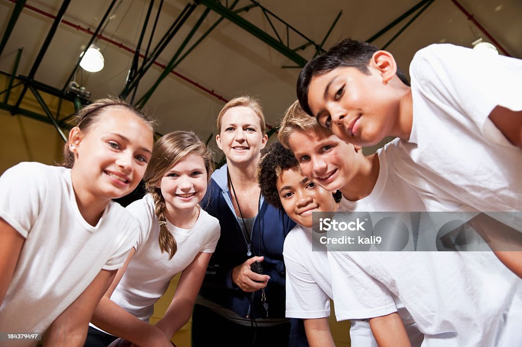 Группа детей в школе в тренажерный зал с тренером - Стоковые фото Женщины роялти-фри