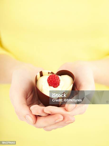 Photo libre de droit de Gros Plan De Femme Les Mains Tenant Un Au Chocolat En Forme De Cœur banque d'images et plus d'images libres de droit de 20-24 ans