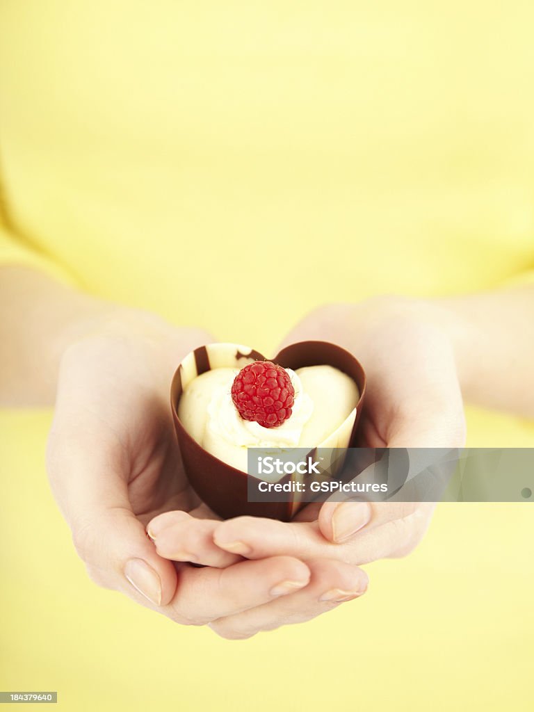 Zbliżenie dziewczyny ręce trzyma serce kształt czekoladowe - Zbiór zdjęć royalty-free (20-24 lata)