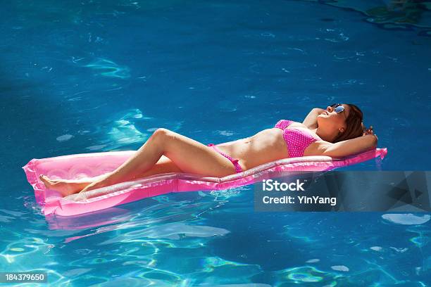 Piscina De Verano Pool Joven Mujer Descansando En Un Colchón Foto de stock y más banco de imágenes de Colchón inflable