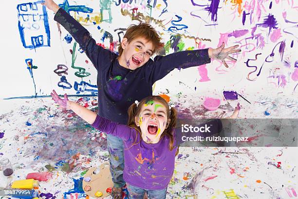 Orgullosos De Nuestra Creación Foto de stock y más banco de imágenes de Niño - Niño, Pintura - Producto artístico, Sucio