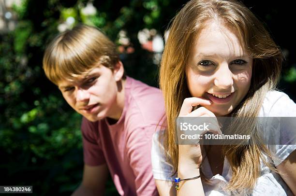 Bastante Pareja Adolescente Foto de stock y más banco de imágenes de 16-17 años - 16-17 años, Adolescencia, Adolescente