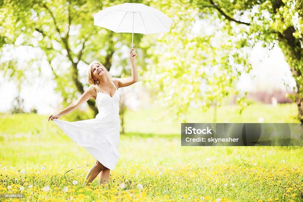 Hübsche Frau, die in der Natur halten einen weißen Sonnenschirms. - Lizenzfrei Blume Stock-Foto