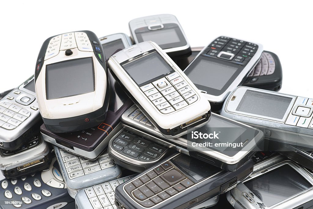 Old utilizado e telemóveis na pilha close-up isolado a branco - Royalty-free Telefone Móvel Foto de stock