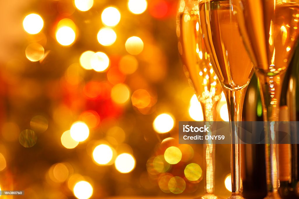 列のシャンパングラスの前にぼかしのクリスマスライト - お祝いのロイヤリティフリーストックフォト