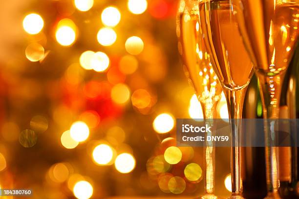 Wiersz Szklanki Szampana Przed Niewyraźne Boże Narodzenie Światła - zdjęcia stockowe i więcej obrazów Alkohol - napój