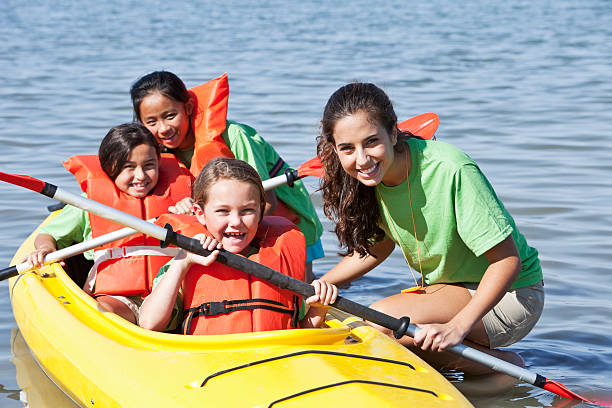 dziewczyny w podwójne kajak na obóz letni - summer camp child teenager kayak zdjęcia i obrazy z banku zdjęć