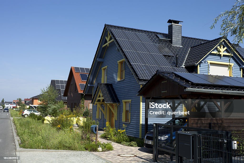 Häuser mit Solarzellen - Lizenzfrei Sonnenkollektor Stock-Foto