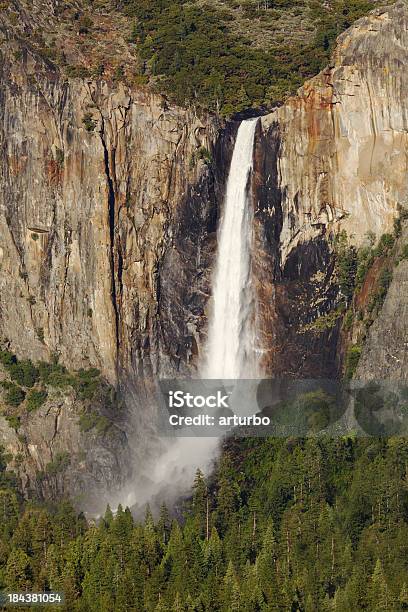 Cataratas De Bridal Veilyosemite Parque Nacional Do Promontório De Vale - Fotografias de stock e mais imagens de Ao Ar Livre