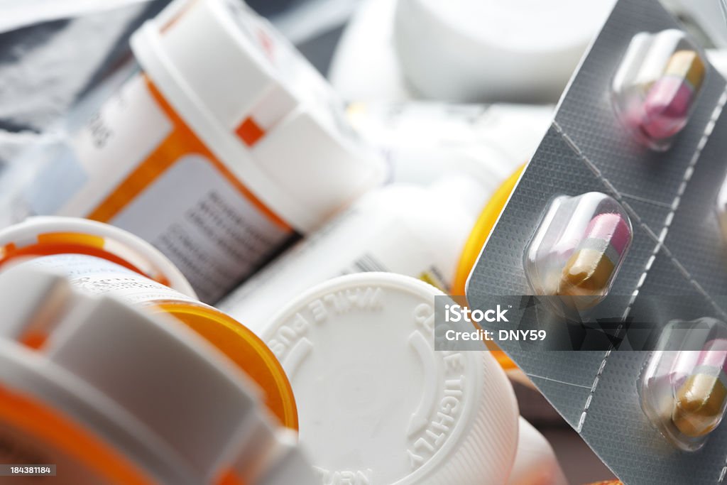 Pilha frascos de drogas de prescrição e uma embalagem blister - Royalty-free Comprimido Foto de stock