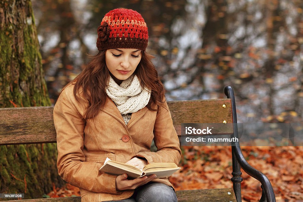 Menina lendo um livro na Floresta de outono - Foto de stock de Outono royalty-free