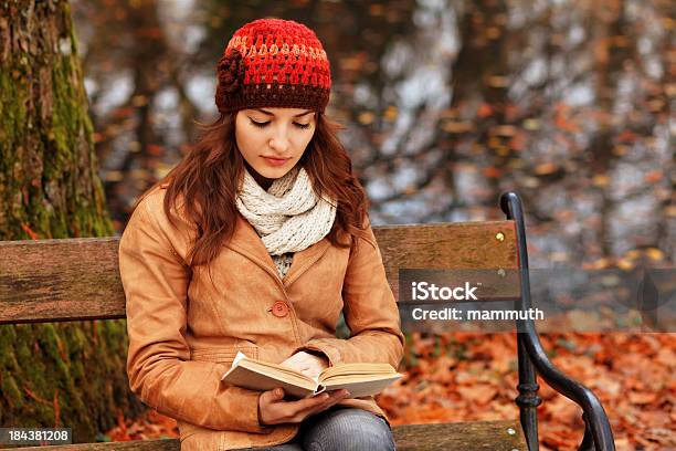 Foto de Menina Lendo Um Livro Na Floresta De Outono e mais fotos de stock de Outono - Outono, Livro, Ler