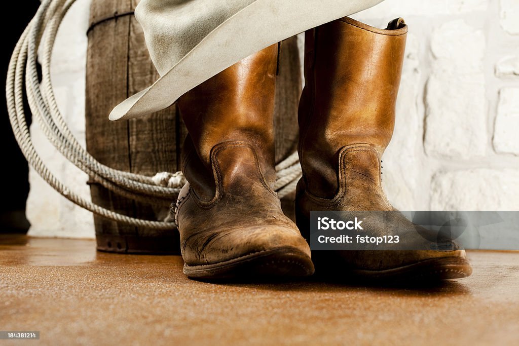 Des bottes de cow-boy et chapeau. Fond de grès d'Austin - Photo de Accessoire libre de droits