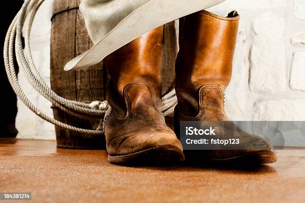 Photo libre de droit de Des Bottes De Cowboy Et Chapeau Fond De Grès Daustin banque d'images et plus d'images libres de droit de Accessoire