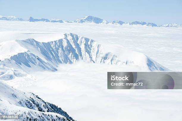 Foto de Paisagem De Montanha Do Inverno e mais fotos de stock de Ajardinado - Ajardinado, Alpes europeus, Alpes franceses