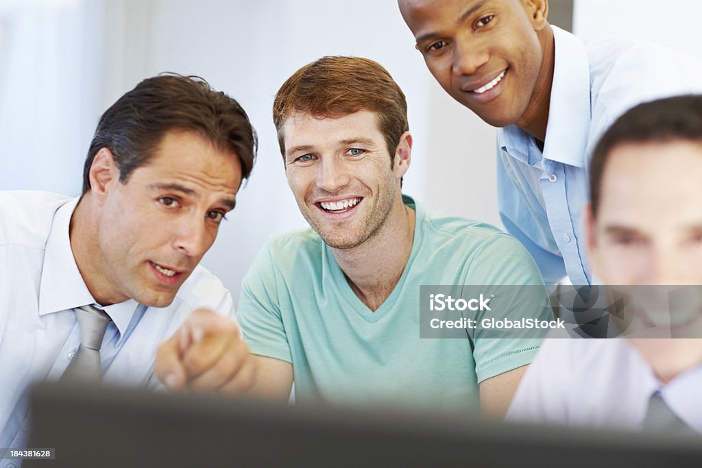 笑顔のビジネス人々のコンピュータ - 30代のロイヤリティフリーストックフォト