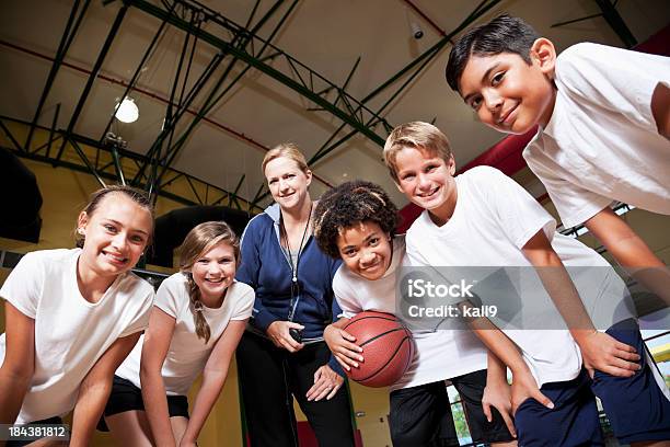 Gruppo Di Bambini Che Giocano Con Allenatore Di Basket - Fotografie stock e altre immagini di Basket