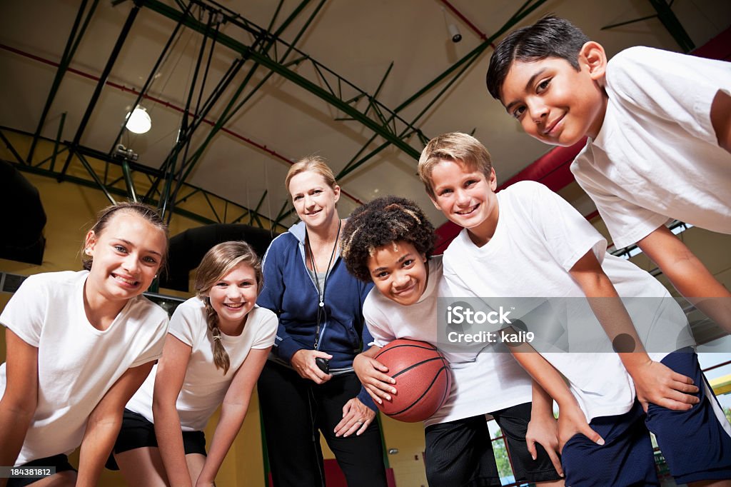 Grupo de crianças brincando com Treinador de basquete - Foto de stock de Basquete royalty-free