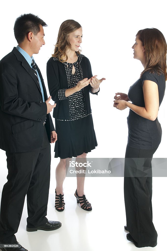 Junge Mitarbeiter sprechen mit Gebärdensprache - Lizenzfrei Drei Personen Stock-Foto