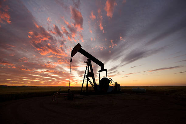 istock Oil Well Sunset 184382326