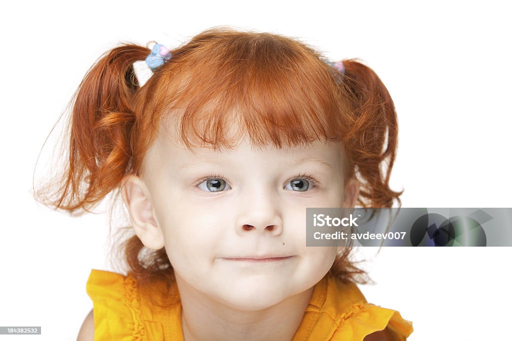 Adorable jeune fille aux cheveux rouge de photo - Photo de 2-3 ans libre de droits