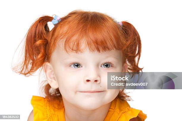 Photo libre de droit de Adorable Jeune Fille Aux Cheveux Rouge De Photo banque d'images et plus d'images libres de droit de 2-3 ans - 2-3 ans, Enfant, Fond blanc