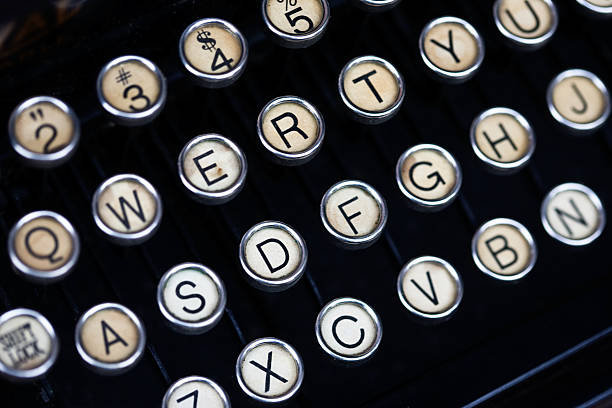 schlüssel auf einer schreibmaschine - typewriter retro revival old fashioned obsolete stock-fotos und bilder