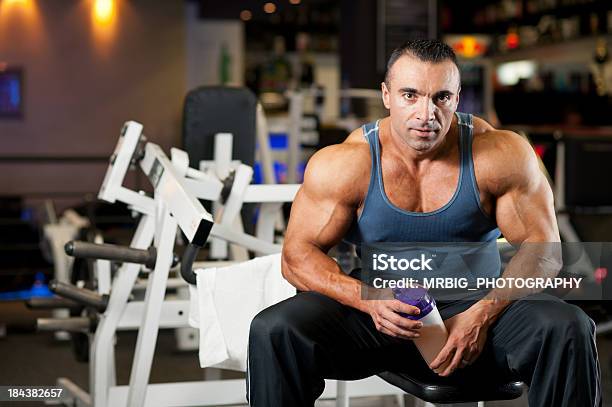 근육질의 Man In The 운동시설 건강한 생활방식에 대한 스톡 사진 및 기타 이미지 - 건강한 생활방식, 건강한 식생활, 근육질 체격