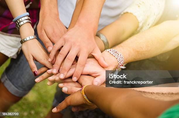 Ein Haufen Händemenschen Vereinbarung Stockfoto und mehr Bilder von Hände verschränken - Hände verschränken, Übereinandergelegte Hände, Frauen