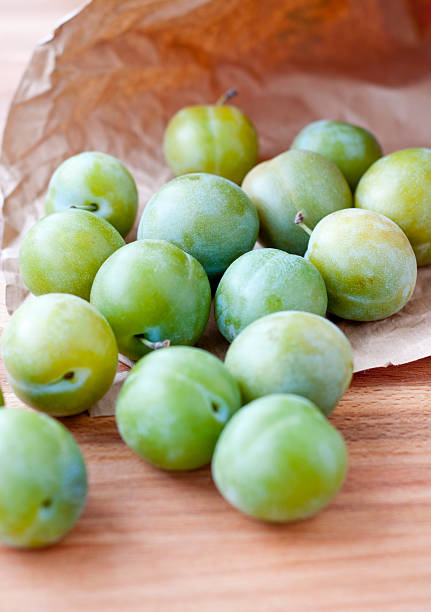 greengages odprowadzania z papierowa torba - greengage zdjęcia i obrazy z banku zdjęć