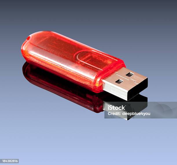 Red Pamięci Usb Na Niebieskim Tle - zdjęcia stockowe i więcej obrazów Pamięć USB - Pamięć USB, Neutralne tło, Czerwony