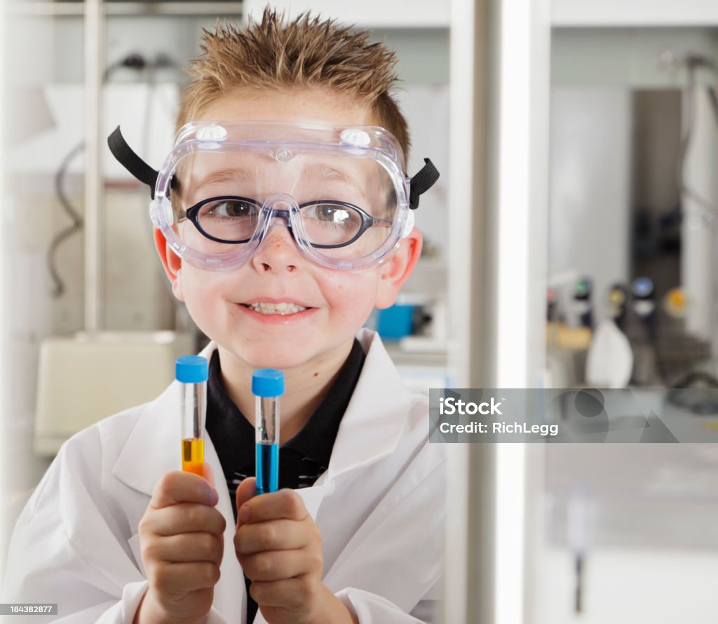 Estudantes em um laboratório - Foto de stock de 4-5 Anos royalty-free