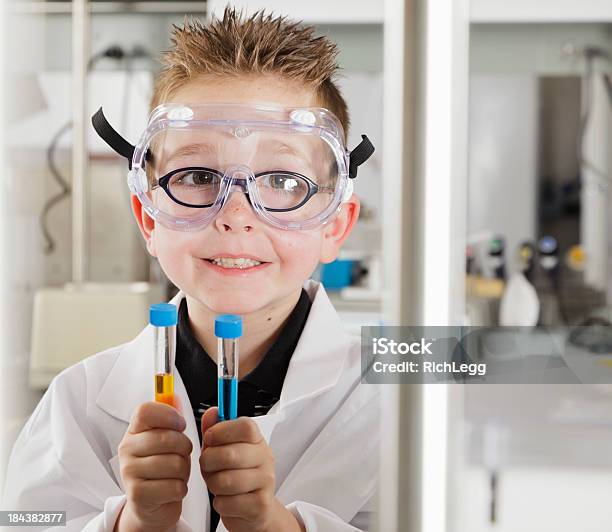 Foto de Estudantes Em Um Laboratório e mais fotos de stock de 4-5 Anos - 4-5 Anos, 6-7 Anos, Aluno de Primário