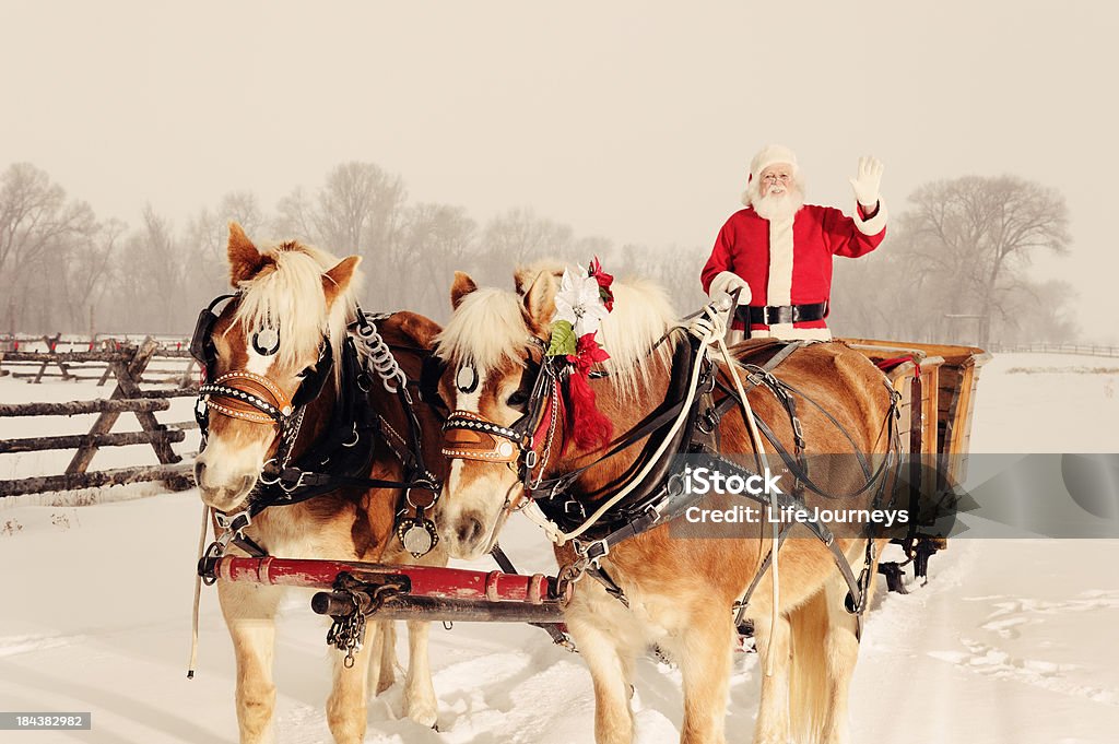 Santa In ein Winter-Wunderland - Lizenzfrei Schlitten - Tierantrieb Stock-Foto