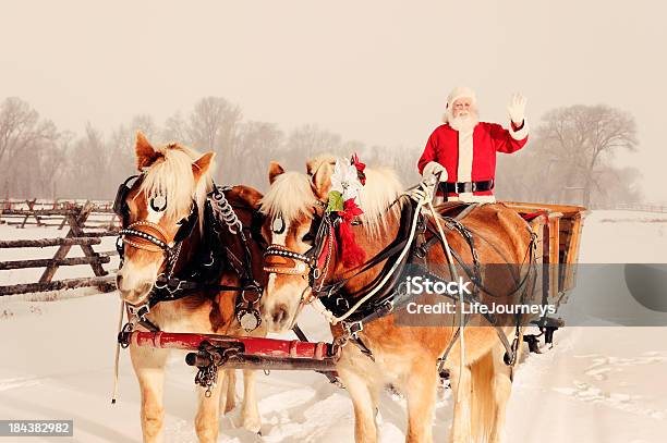 Santa In Ein Winterwunderland Stockfoto und mehr Bilder von Schlitten - Tierantrieb - Schlitten - Tierantrieb, Weihnachten, Auseinander