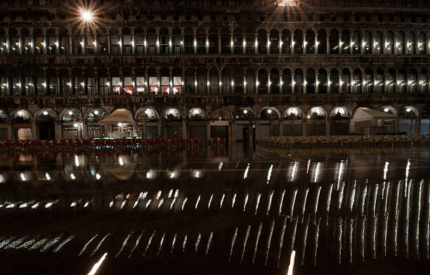 "acqua alta" in piazza san marco. von venedig - acqua alta stock-fotos und bilder