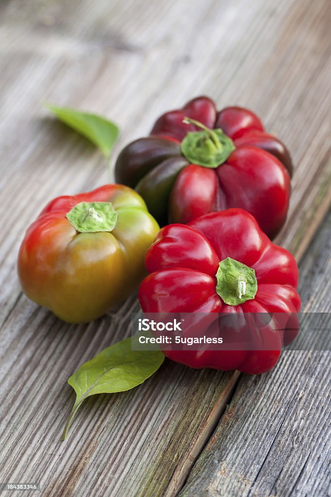 Hogar dulce pimientos crecido sobre un fondo de madera - Foto de stock de Alimento libre de derechos