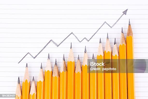 Ausgerichtet Graphit Stifte Stockfoto und mehr Bilder von Bleistift - Bleistift, Schaubild, Gelb