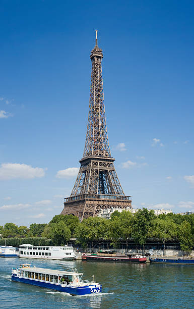 der eiffelturm in paris, frankreich - clear sky low angle view eiffel tower paris france stock-fotos und bilder