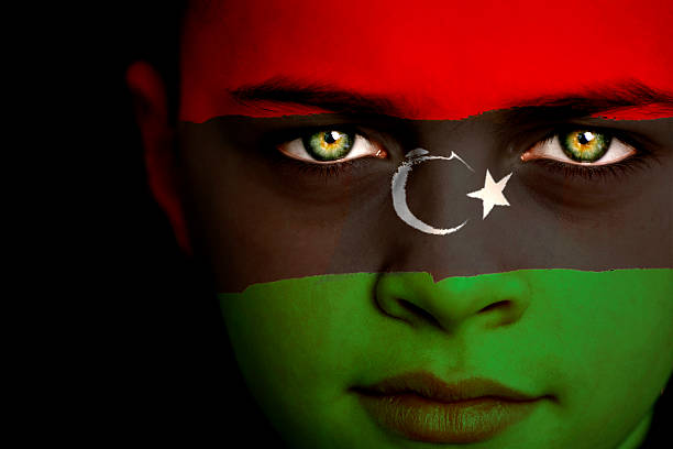 drapeau garçon libyenne - drapeau libyen photos et images de collection