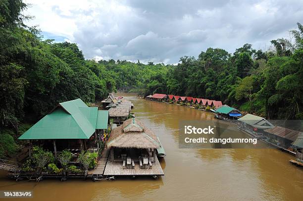 Kurort Nad Rzeką Tajlandia - zdjęcia stockowe i więcej obrazów Bez ludzi - Bez ludzi, Chmura, Czerwony