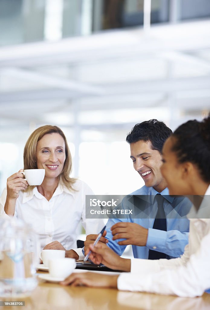 Sonriente mujer Líder conversa con los empleados - Foto de stock de 30-39 años libre de derechos