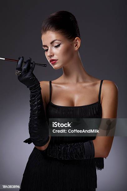 美しい女性がタバコ喫煙 - イブニングドレスのストックフォトや画像を多数ご用意 - イブニングドレス, 正面から見た図, 白人