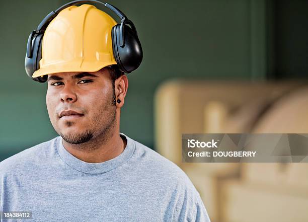 Pracownik Branży - zdjęcia stockowe i więcej obrazów Helmet - Helmet, Klasa robotnicza, Duma - Pozytywne emocje