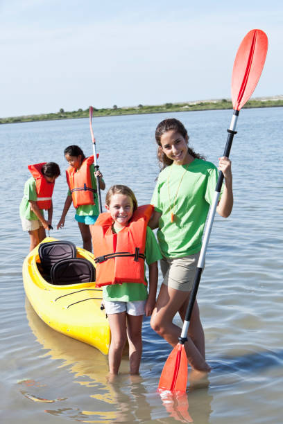 meninas pronto para um passeio de caiaque - summer camp child teenager kayak - fotografias e filmes do acervo