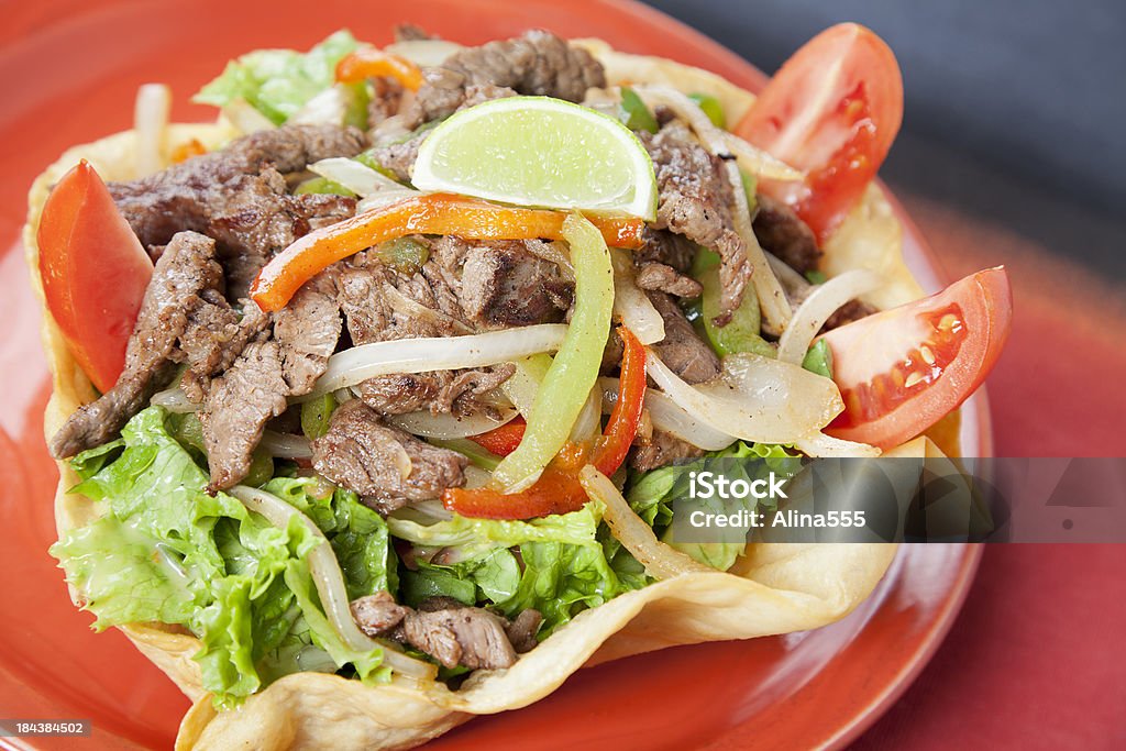 Mexikanische Küche: steak fajita Salat in einer frischen chalupa shell - Lizenzfrei Fajita Stock-Foto