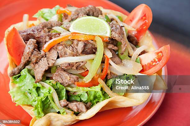 Mexikanische Küche Steak Fajita Salat In Einer Frischen Chalupa Shell Stockfoto und mehr Bilder von Fajita