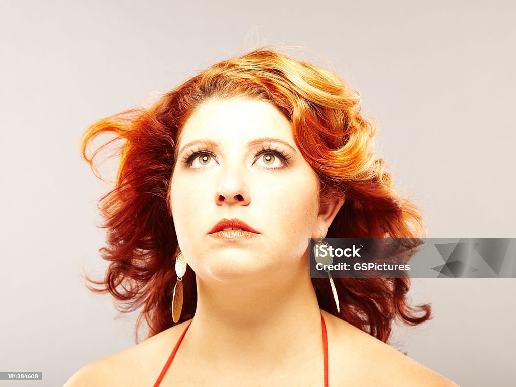 Close-up of 아름다운 plus 크기순 빨간 머리 여자의 루킹 바라요 - 로열티 프리 20-29세 스톡 사진