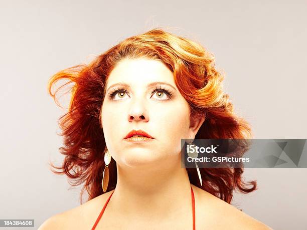 Closeup Of 아름다운 Plus 크기순 빨간 머리 여자의 루킹 바라요 20-29세에 대한 스톡 사진 및 기타 이미지 - 20-29세, 30-39세, 경외감