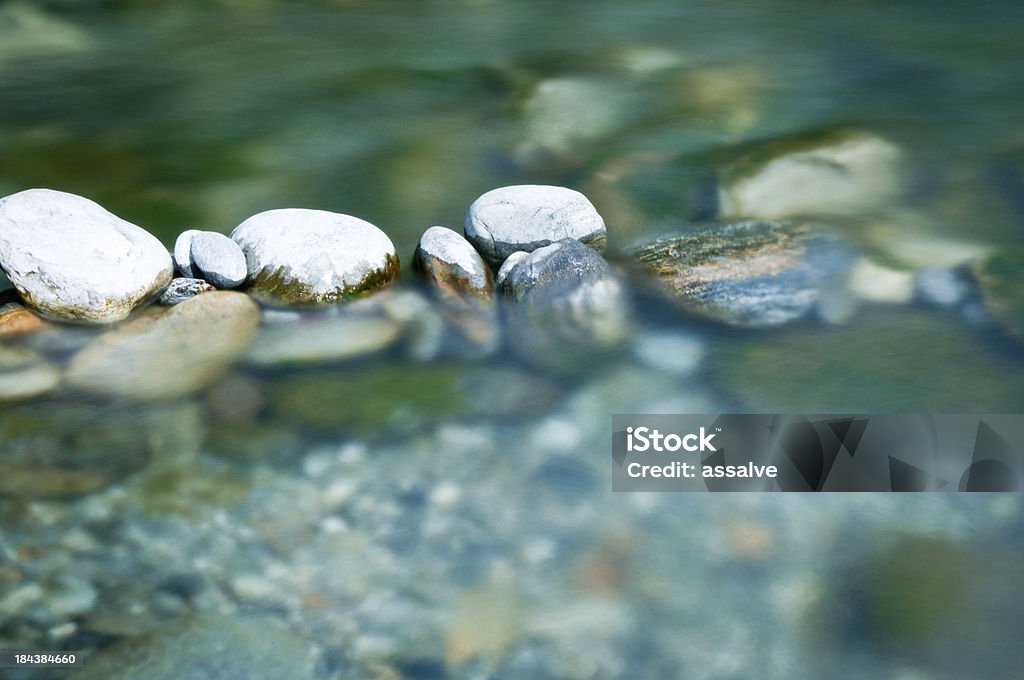 Kiesel Steine und arrangiert Fluss Wasser - Lizenzfrei Wasser Stock-Foto